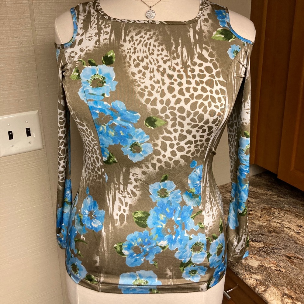 Beautiful blouse. Gold tones blue floral print.